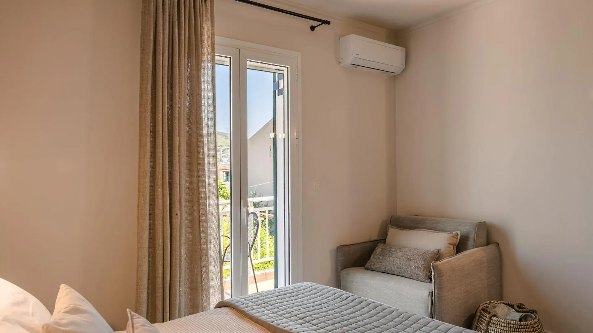 Rosilion Studios & Apartments Katelios